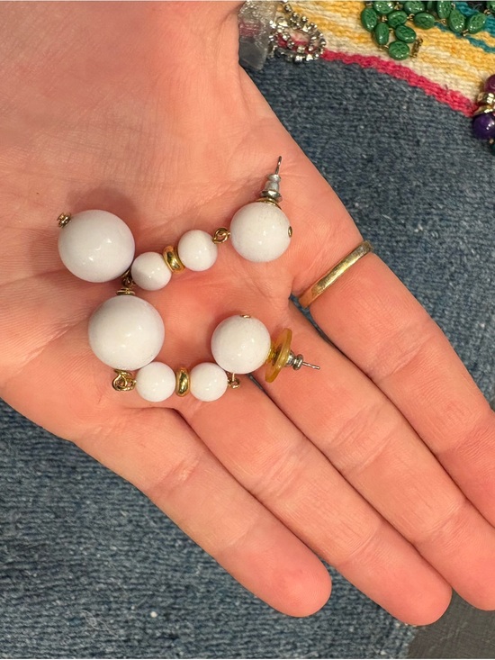 Jewelry - White & Gold Beaded Drop Earrings